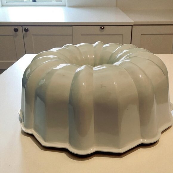 Vintage Fluted Bundt 12 cup / 3-Liter Cake Pan - Picture 2 of 5